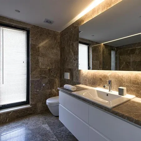 White House 4*